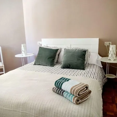 A Pocos Minutos Del Centro Con Parking Gratis En El Edificio Nº Registro Vu-74 Lejlighed *