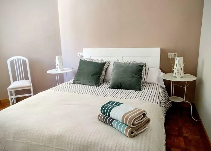 A Pocos Minutos Del Centro Con Parking Gratis En El Edificio Nº Registro Vu-74 Apartmán *