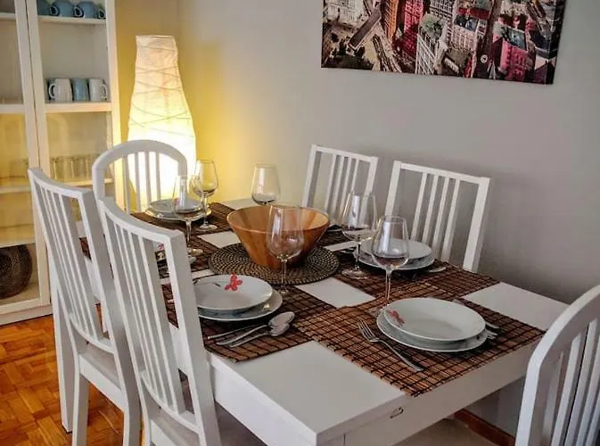 A Pocos Minutos Del Centro Con Parking Gratis En El Edificio Nº Registro Vu-74 *